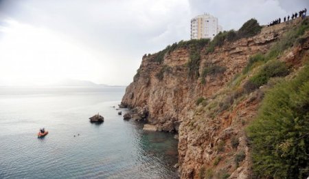 Aracıyla birlikte falezlerden denize atlayan şahıs hayatını kaybetti