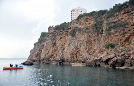 Aracıyla birlikte falezlerden denize atlayan şahıs hayatını kaybetti