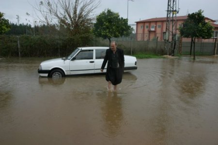 Araçlar mahsur kaldı, veliler çocukları için paçalarını sıvadı