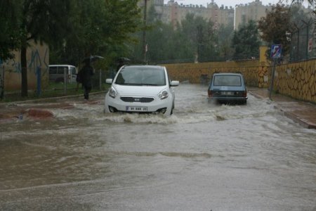 Araçlar mahsur kaldı, veliler çocukları için paçalarını sıvadı