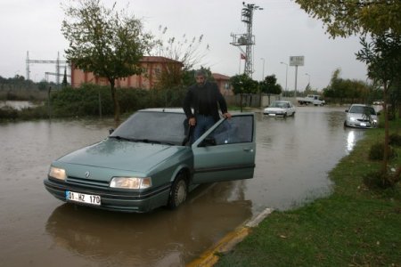 Araçlar mahsur kaldı, veliler çocukları için paçalarını sıvadı