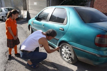 Araçların lastiğini kesen şahıslar, aranıyor