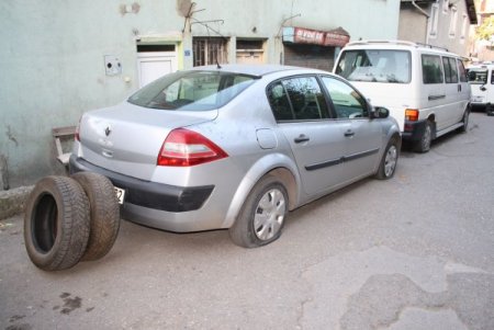 Araçların lastiğini kesen şahıslar, aranıyor