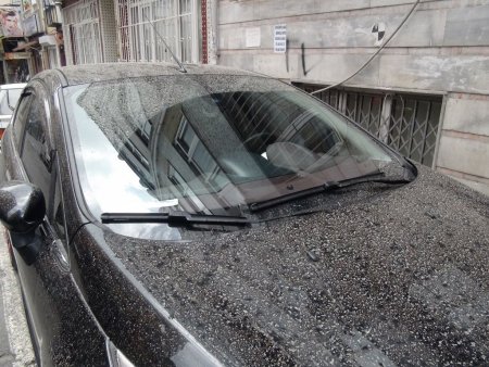 Araçların üzerine çamur yağdı