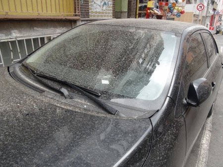 Araçların üzerine çamur yağdı