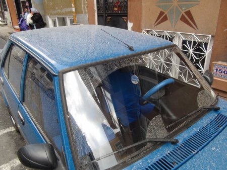 Araçların üzerine çamur yağdı