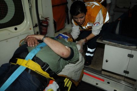 Araçta Sıkışan Sürücüyü Aks Kurtardı