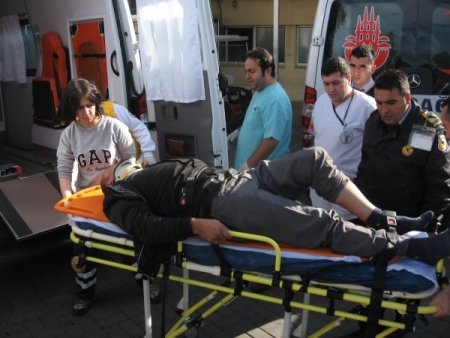 Araçta sıkışan sürücüyü itfaiye kurtardı