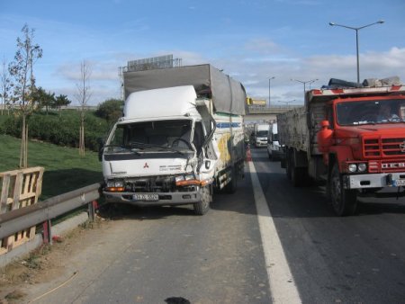 Araçta sıkışan sürücüyü itfaiye kurtardı
