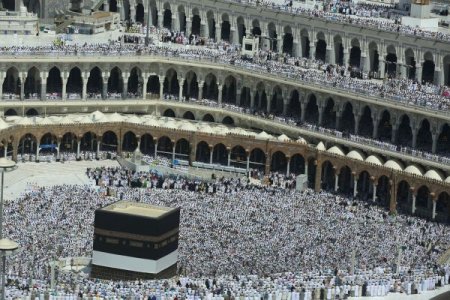 Arafat öncesi son Cuma namazı için hacı adayları Kâbe’ye akın etti