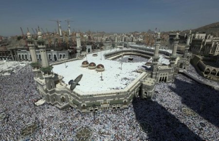 Arafat öncesi son Cuma namazı için hacı adayları Kâbe’ye akın etti