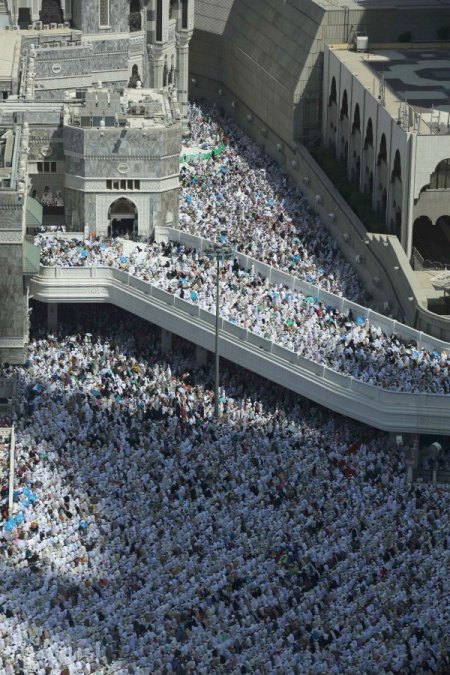 Arafat öncesi son Cuma namazı için hacı adayları Kâbe’ye akın etti