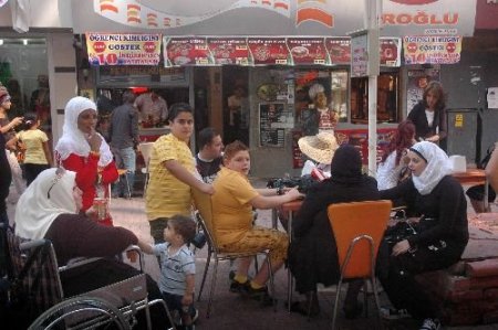 Arap Turistler Esnafın Yüzünü Güldürdü