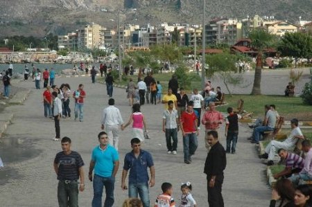 Arap Turistler Esnafın Yüzünü Güldürdü