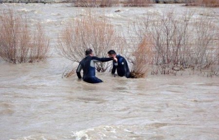 Aras Nehri'ne uçan TIR’ın sürücüsü bulundu