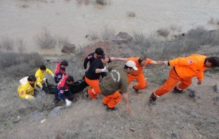 Aras Nehri'ne uçan TIR’ın sürücüsü bulundu