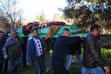 Arazi kavgasında ölen baba ve oğlu toprağa verildi