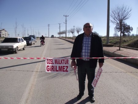 Arazisini tel örgüyle kapattı, TOKİ konutları yolsuz kaldı