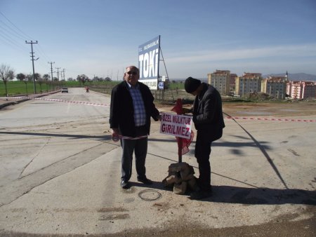 Arazisini tel örgüyle kapattı, TOKİ konutları yolsuz kaldı