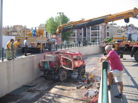 Arazöz Dereye Düştü