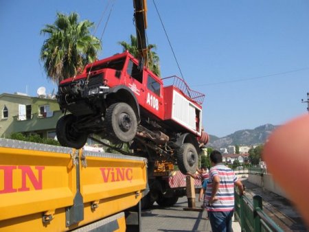 Arazöz Dereye Düştü