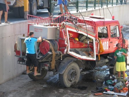 Arazöz Dereye Düştü