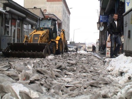 Ardahan Caddelerinden 50 Kamyon Buz Çıktı