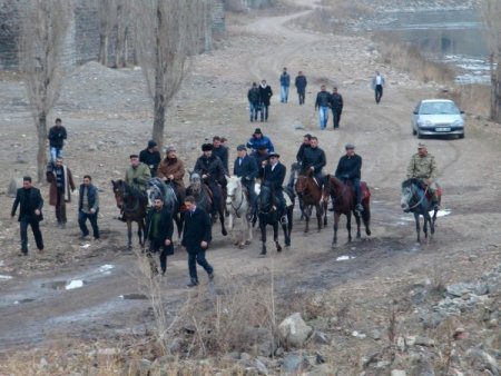 Ardahan protokolü nehir güzergahını at üzerinde gezdi