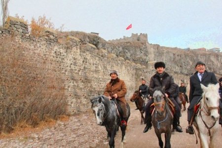 Ardahan protokolü nehir güzergahını at üzerinde gezdi