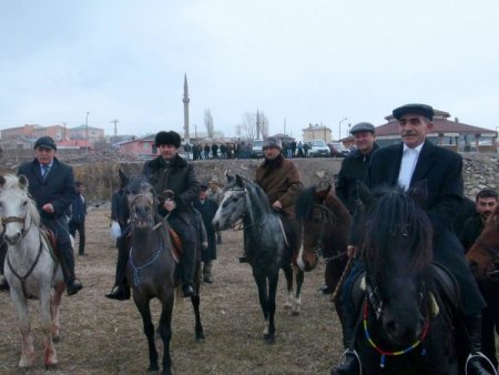 Ardahan protokolü nehir güzergahını at üzerinde gezdi