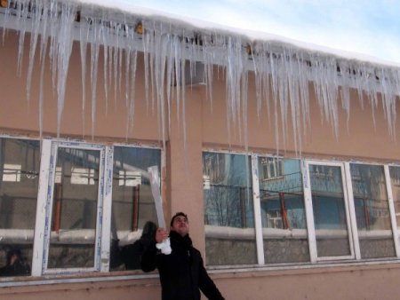 Ardahan’da 2 metrelik buz sarkıtları oluştu