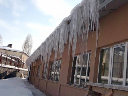 Ardahan’da 2 metrelik buz sarkıtları oluştu