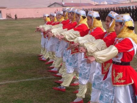 Ardahan'da Bayram Güneşli Havada Kutlandı
