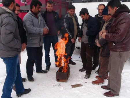 Ardahan'da Pazarcı Esnafı Ateş Yakarak Isınıyor