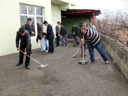 Ardahanlı gençler camilerde temizlik yaptı