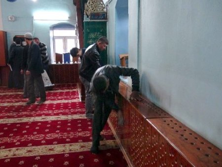 Ardahanlı gençler camilerde temizlik yaptı