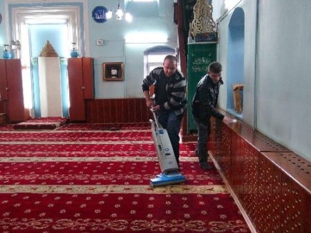 Ardahanlı gençler camilerde temizlik yaptı