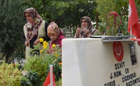 Arife günü şehitliklere akın ettiler