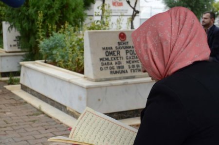 Arife günü şehitliklere akın ettiler