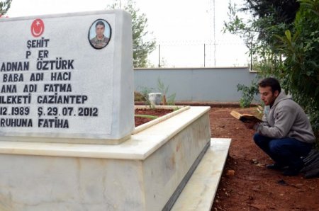 Arife günü şehitliklere akın ettiler