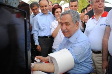 Arınç, Alanya Turizm Ve Sanat Şenliği'nde Kortej Yürüyüşüne Katıldı