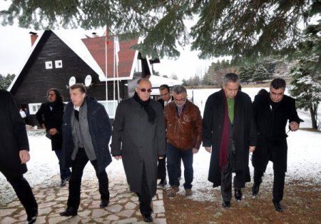 Arınç, buz tutan Gölcük Tabiat Parkı'nı gezdi