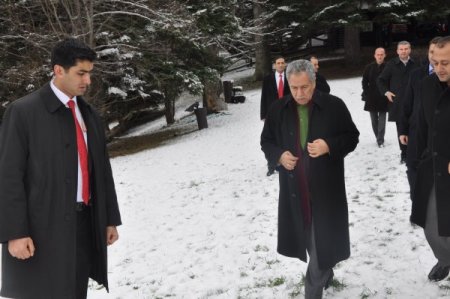 Arınç, buz tutan Gölcük Tabiat Parkı'nı gezdi