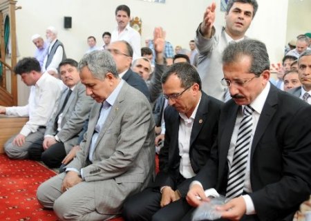 Arınç, Hilaliye Kur'an Kursu'nda eğitim alan 56 hafızın icazet törenine katıldı