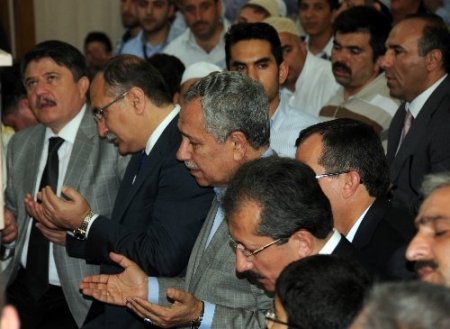 Arınç, Hilaliye Kur'an Kursu'nda eğitim alan 56 hafızın icazet törenine katıldı