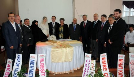 Arınç, Manisa'da nikah şahitliği yaptı