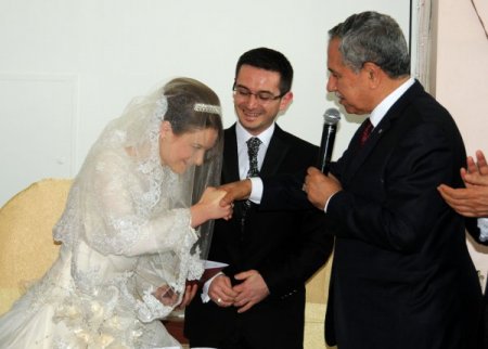 Arınç, Manisa'da nikah şahitliği yaptı