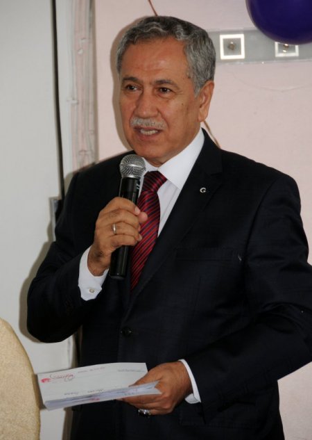 Arınç, Manisa'da nikah şahitliği yaptı