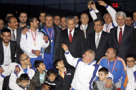 Arınç, parti teşkilatları arasındaki müsabakayı izledi, TRT'ye sunucu beğendi