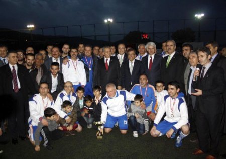 Arınç, parti teşkilatları arasındaki müsabakayı izledi, TRT'ye sunucu beğendi